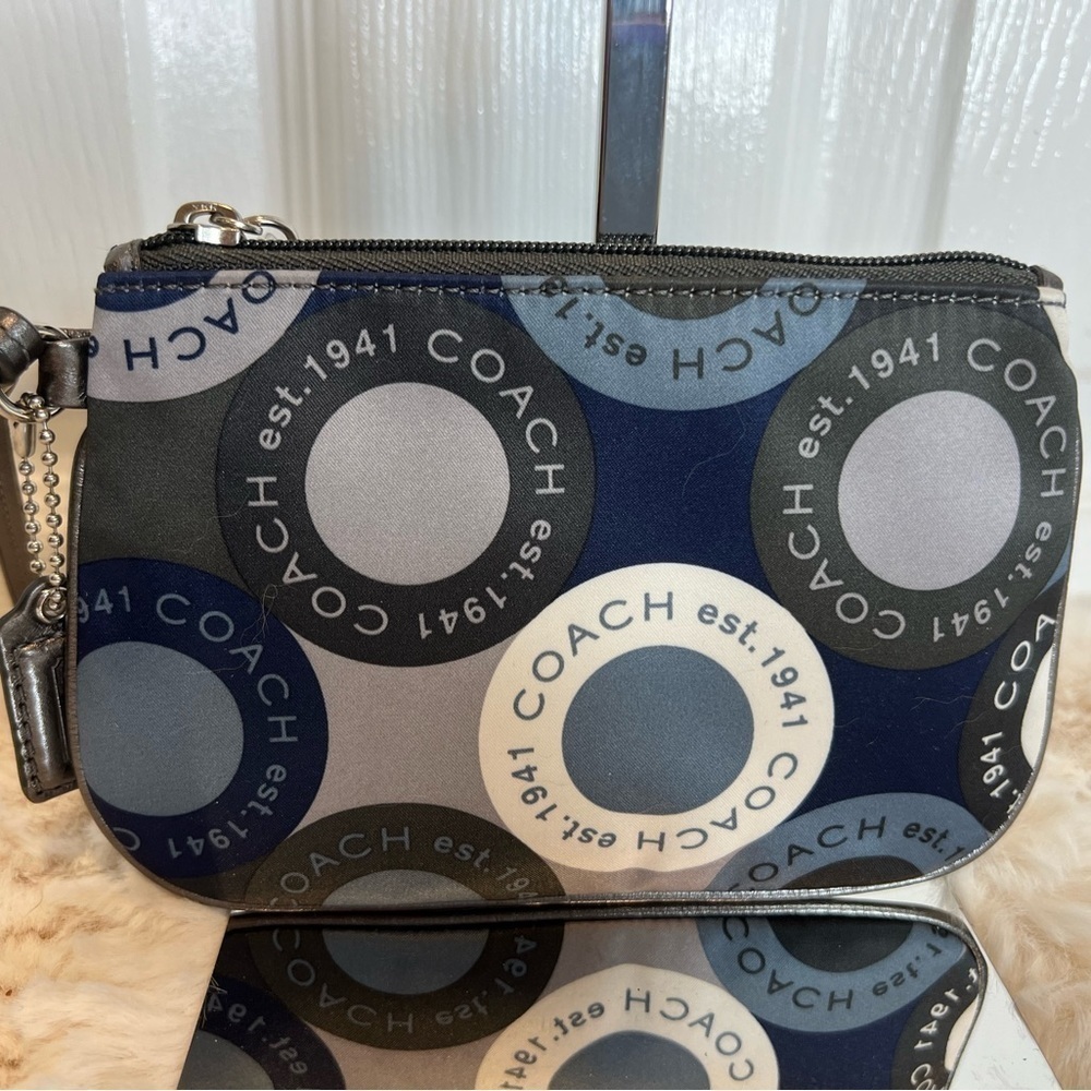 COACH WRISTLET BLUE GRAY & CREAM SCARF PRINT SIGNATURE SATEEN WRISTLET